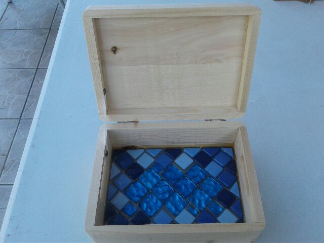 Petite boîte bois clair & fond mosaïque bleue